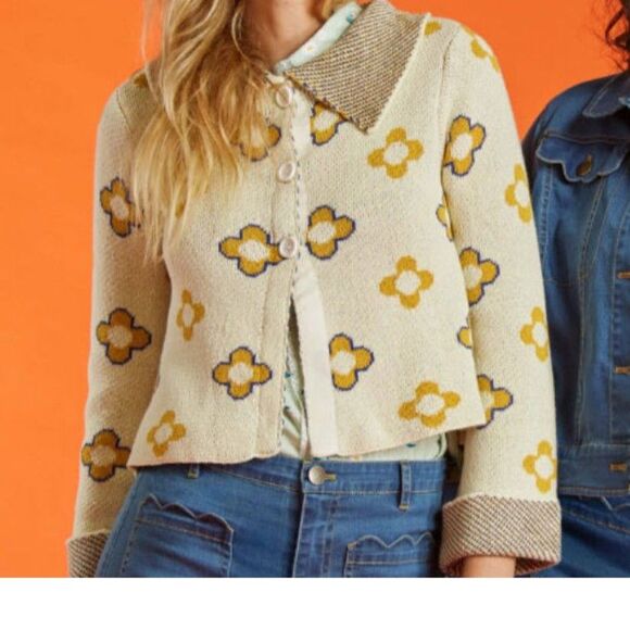 Modcloth Sweaters - ModCloth Small cardigan sweater knit flower button stretch collar crop short